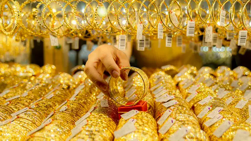 Giá vàng rơi thẳng đứng, thủng mốc 3.300 USD/ounce