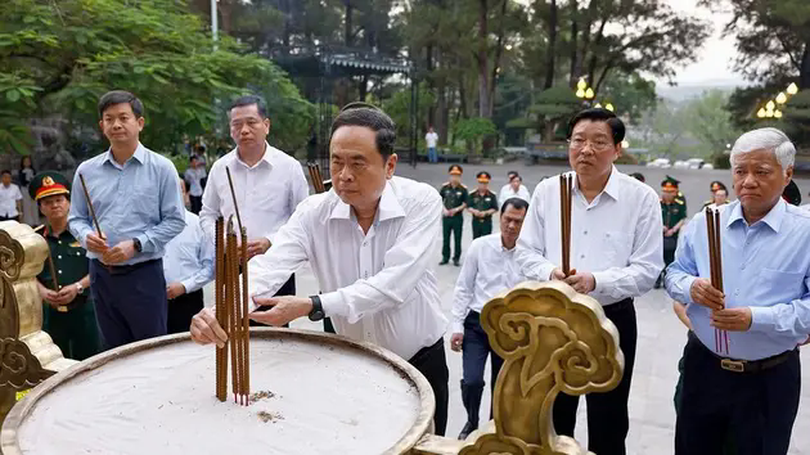 Chủ tịch Quốc hội tưởng niệm anh hùng liệt sĩ Quảng Trị