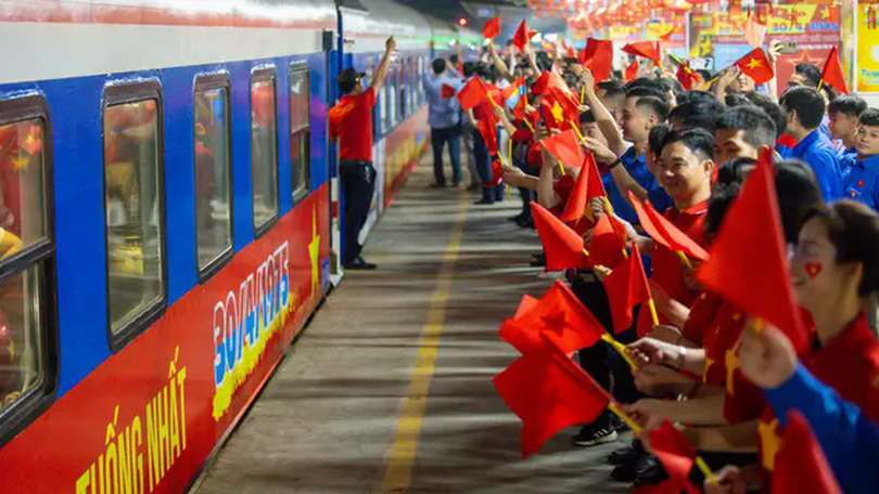 Hai 'Đoàn tàu Thống Nhất’ lăn bánh từ hai đầu đất nước