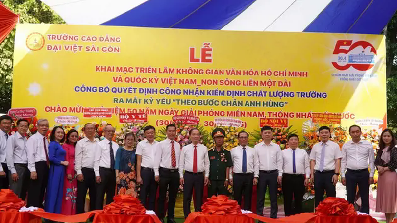 Quốc kỳ Việt Nam - Non sông liền một dải