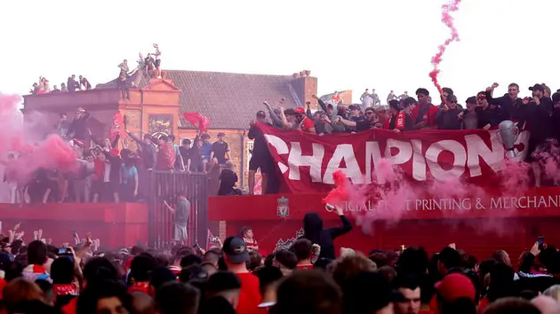 CĐV Liverpool ăn mừng chức vô địch Premier League lần thứ 20