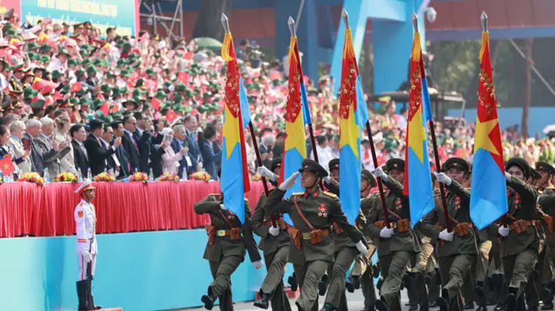 Đi giữa vòng tay nhân dân