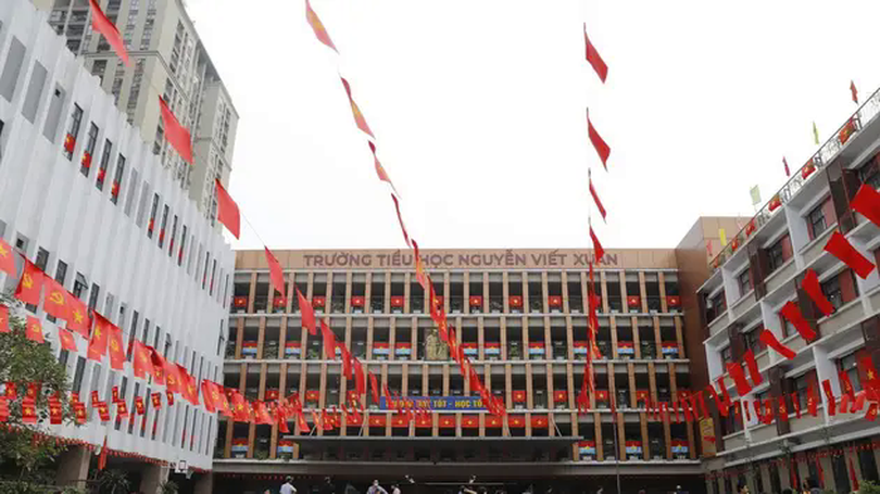 Nhiều trường học tại Hà Nội ngập sắc cờ đỏ sao vàng
