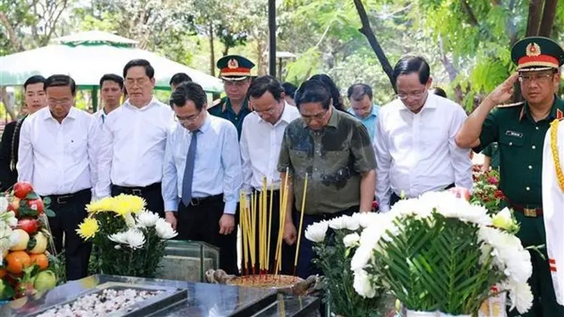 Thủ tướng tri ân các Anh hùng liệt sĩ, thăm cựu tù Côn Đảo