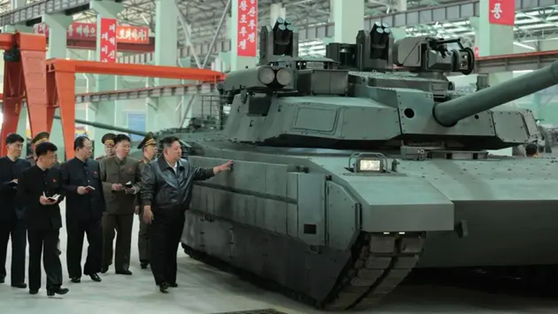 Ông Kim Jong Un thị sát nhà máy xe tăng