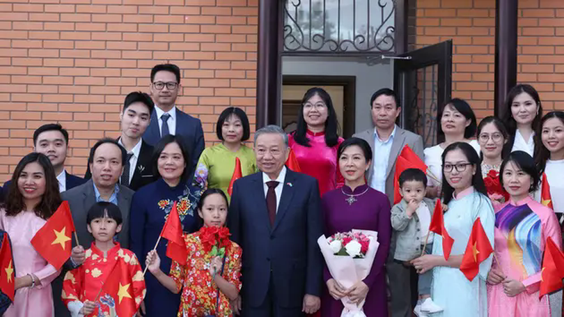 Tổng Bí thư gặp gỡ cộng đồng người Việt Nam tại Kazakhstan