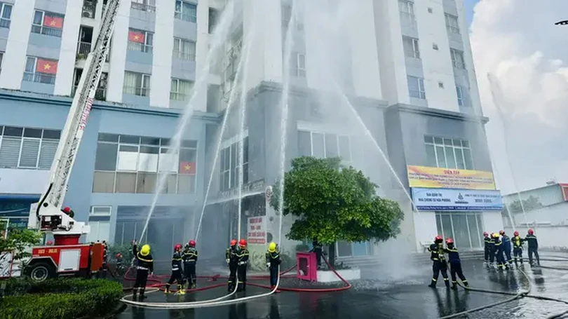 Hàng trăm người thực tập chữa cháy tại chung cư cao tầng