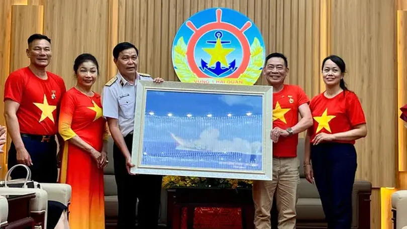 Những món quà ý nghĩa kiều bào tặng Hải quân Việt Nam