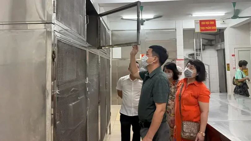 Kiểm tra đột xuất bếp ăn trường Tiểu học Nghĩa Tân