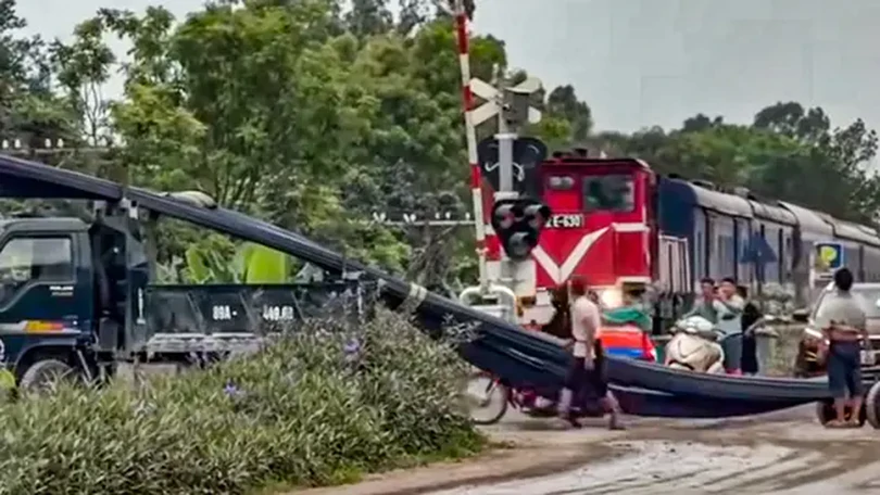 Tàu hỏa phanh gấp tránh xe tải chờ hàng cồng kềnh