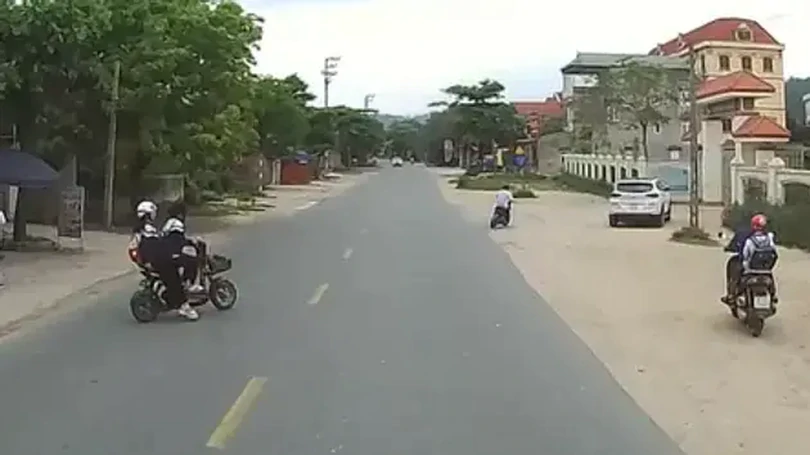 Học sinh điều khiển xe điện sang đường thiếu quan sát