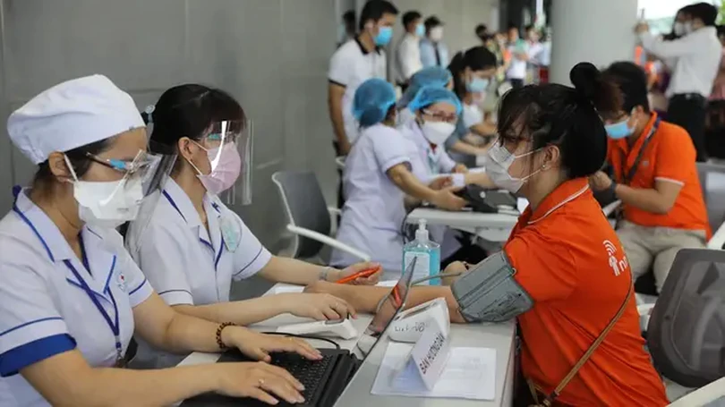 Vẫn tuyển dụng giáo viên, nhân viên y tế trong khi sáp nhập