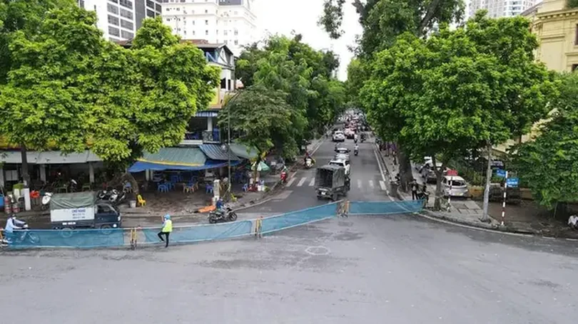 Rào chắn thi công ga ngầm S12 trên phố Trần Hưng Đạo