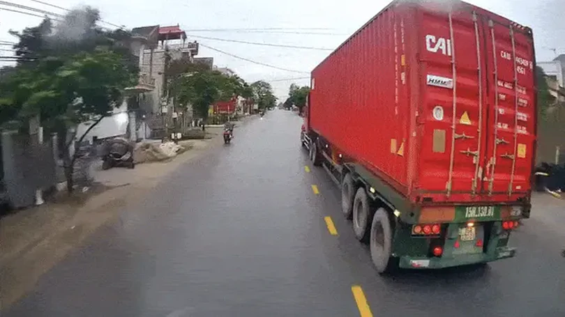 Xe container bất ngờ đánh lái khiến xe sau gặp tai nạn