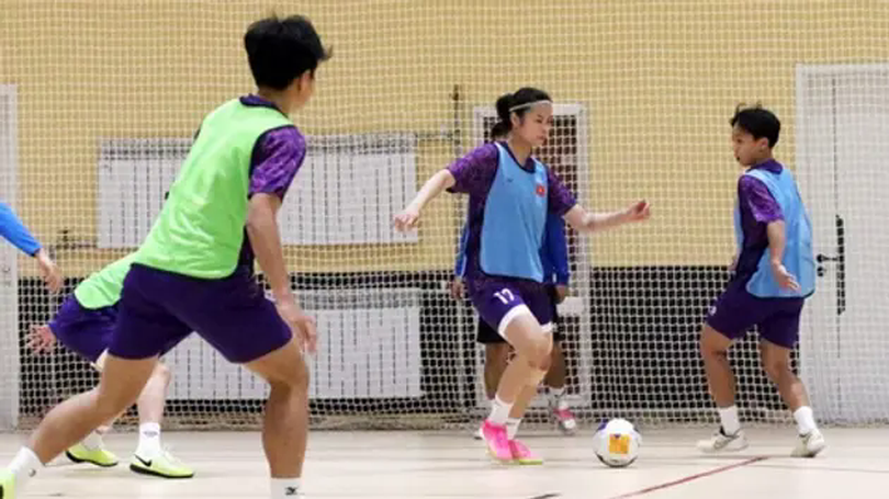 Futsal nữ Việt Nam chuẩn bị trước trận gặp Nhật Bản