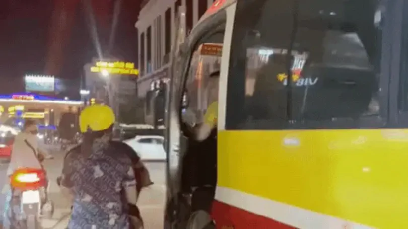 Xử phạt lái xe buýt mở cửa va vào xe máy