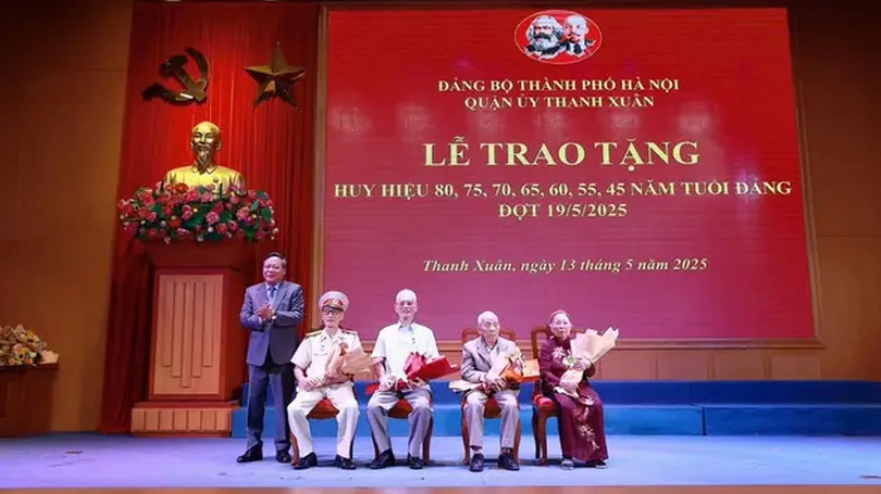 549 đảng viên quận Thanh Xuân nhận huy hiệu Đảng