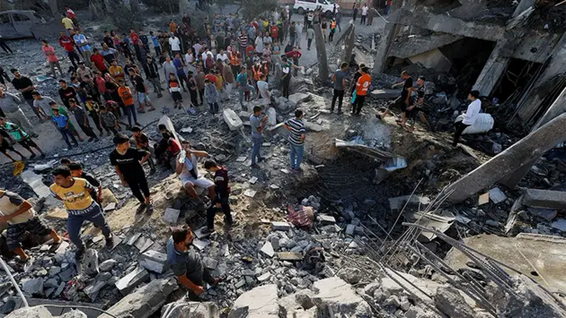 Israel ném bom xuống hai bệnh viện ở Gaza