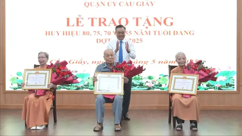Chủ tịch UBND thành phố trao Huy hiệu Đảng tại Cầu Giấy