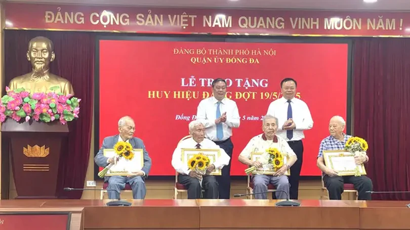 Quận Đống Đa trao Huy hiệu Đảng đợt 19/5