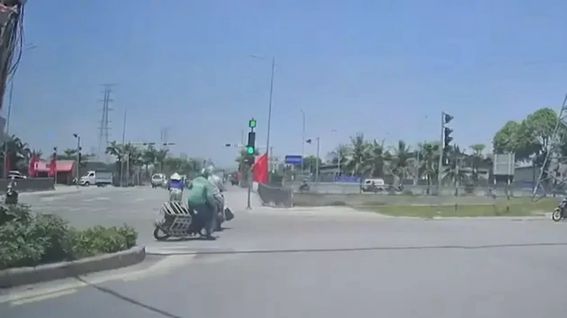 Va chạm giao thông vì xe máy cố tình vượt đèn đỏ