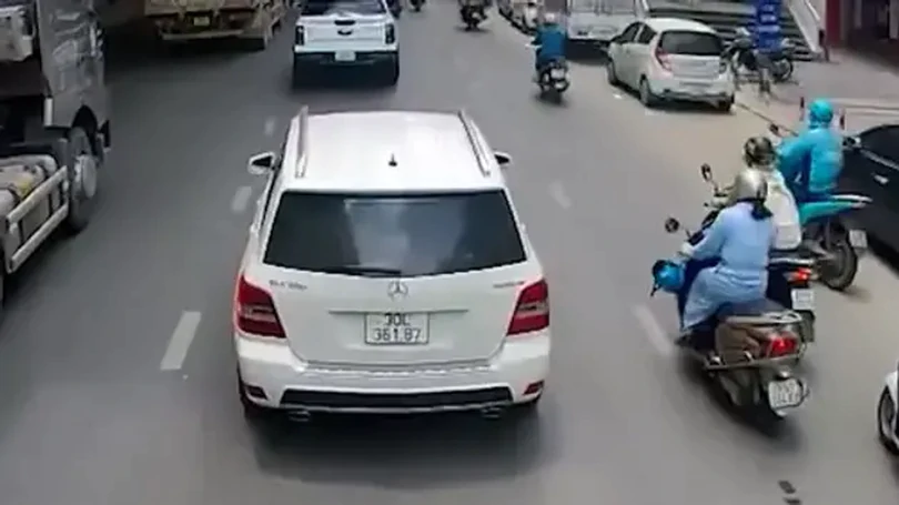 Xe máy lao ra bất cẩn gây tai nạn cho người khác