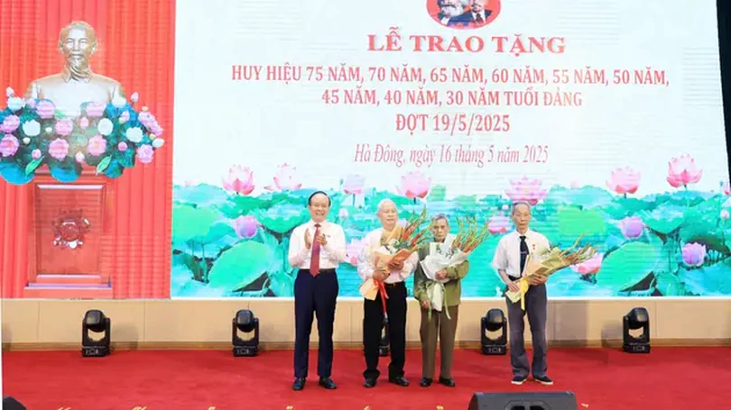 440 đảng viên quận Hà Đông nhận Huy hiệu Đảng đợt 19/5