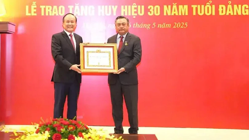 Chủ tịch UBND thành phố Hà Nội Trần Sỹ Thanh nhận Huy hiệu 30 năm tuổi Đảng