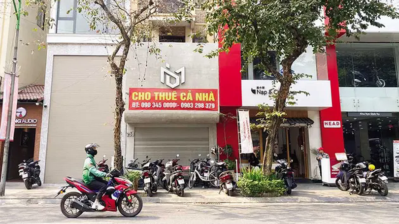 Nhà đầu tư quay lưng với mặt bằng nhà phố