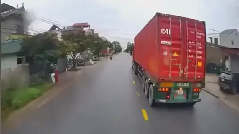 Xe container tạt ngang gây nguy hiểm cho người đi đường