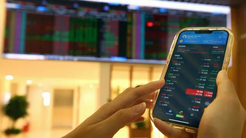 VN-Index đánh mất mốc 1.300 điểm