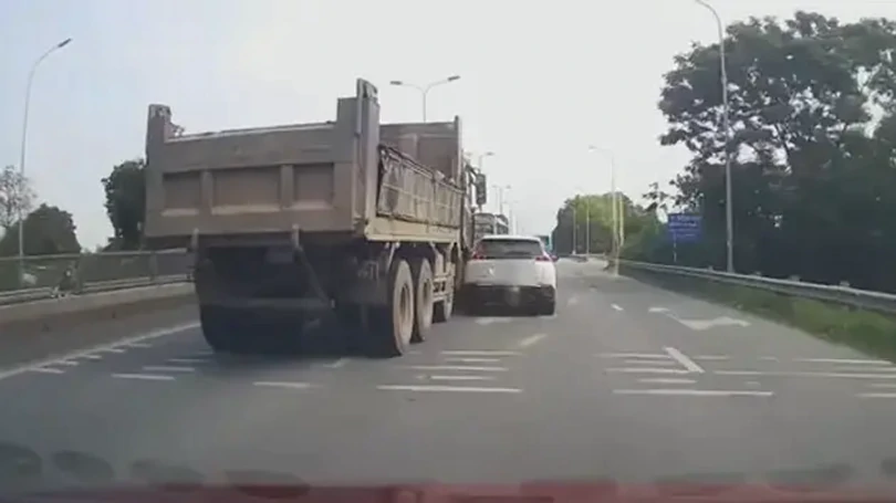 Xe ben chuyển làn bất cẩn gây va chạm ô tô con