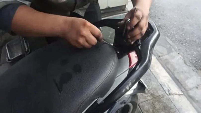 Cảnh báo thủ đoạn 'móc cốp xe' trộm tài sản
