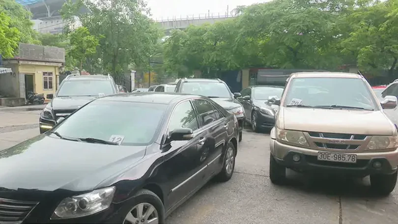 Đăng kiểm Hà Nội: Nội thành ùn tắc, ngoại thành vắng lặng