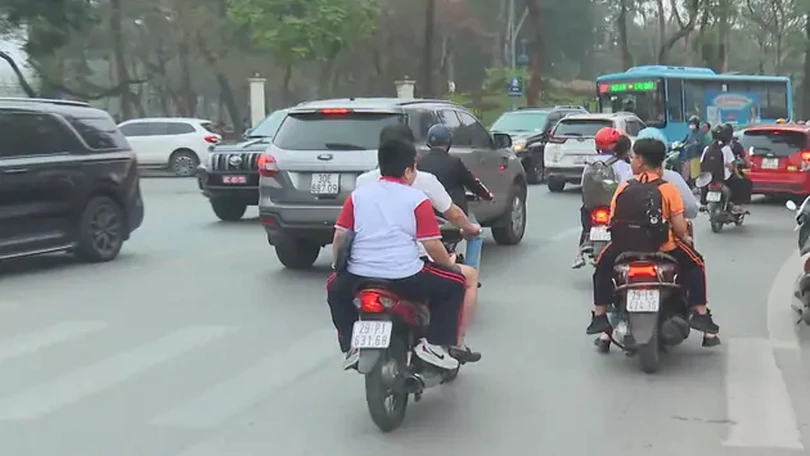 Phụ huynh vẫn quên đội mũ bảo hiểm cho trẻ nhỏ