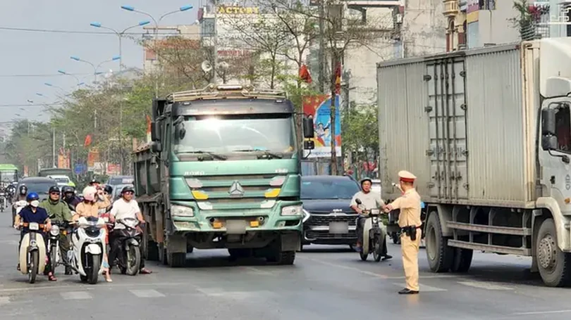CSGT xử xe tải vi phạm trọng tải trên Quốc lộ 32