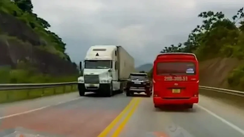 Nguy hiểm khi ô tô con vượt ẩu trên cao tốc