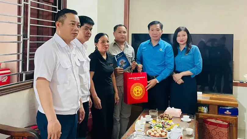 Hà Nội tặng quà công nhân bị tai nạn lao động