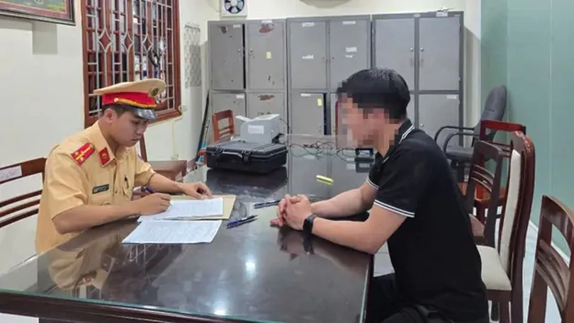 Tài xế đi lùi trên cao tốc bị phạt 35 triệu đồng