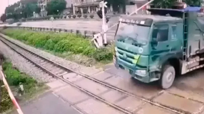 Xe tải đâm gãy rào chắn để băng qua đường sắt