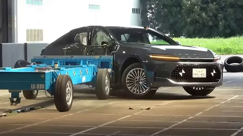 Dòng xe an toàn nhất Nhật Bản là Toyota Crown Sedan