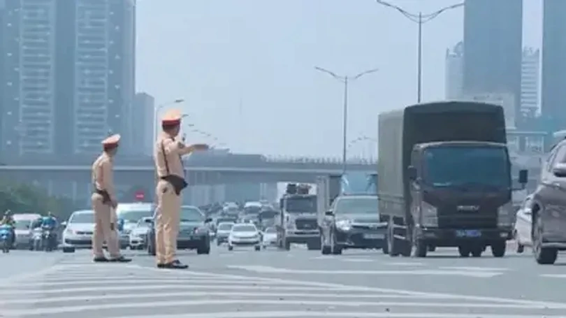CSGT Hà Nội căng mình làm nhiệm vụ giữa nắng nóng