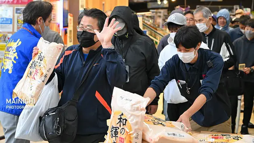 Người dân Tokyo xếp hàng mua gạo giữa 'cơn sốt' giá