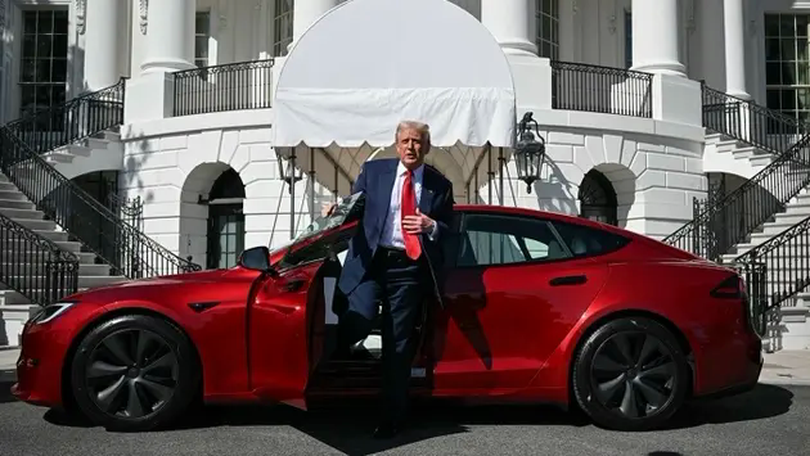 Mâu thuẫn với Elon Musk, ông Trump cân nhắc bán xe Tesla