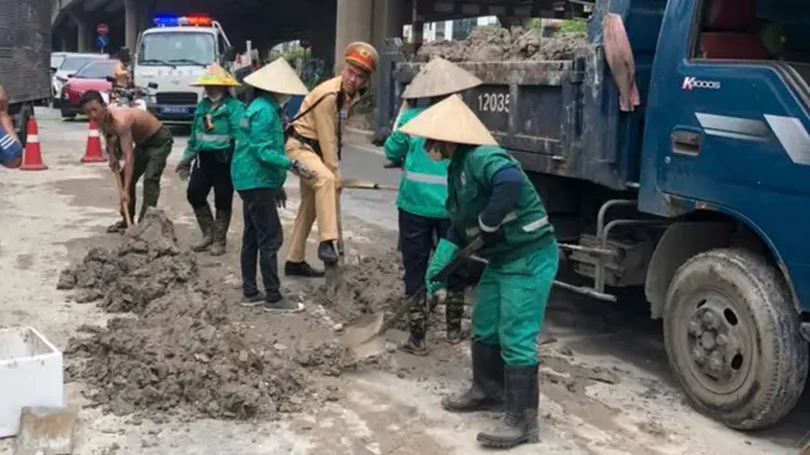 Truy tìm ô tô làm rơi bùn đất ở Hà Nội