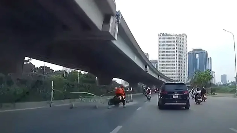 Người giao hàng gặp tai nạn vì mải xem chỉ đường