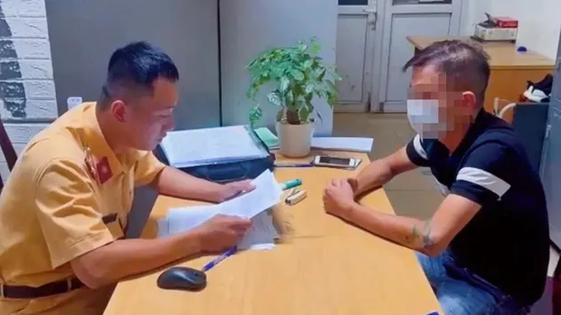 Tài xế vượt ẩu qua đường sắt bị phạt 11 triệu đồng