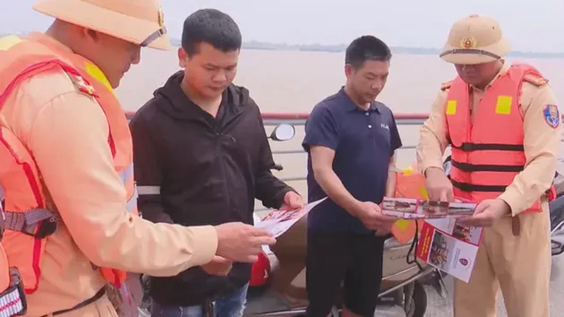 Cảnh sát đường thủy kiểm tra an toàn bến đò mùa bão