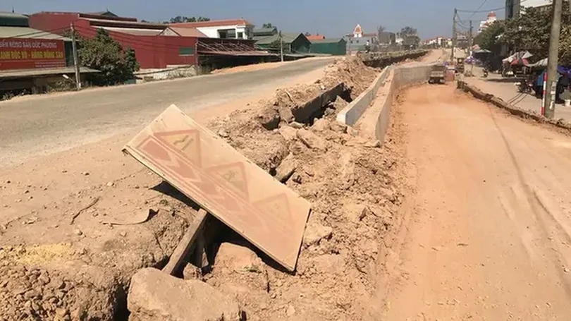 Giao thông mất an toàn ở đường đê Tả Đáy