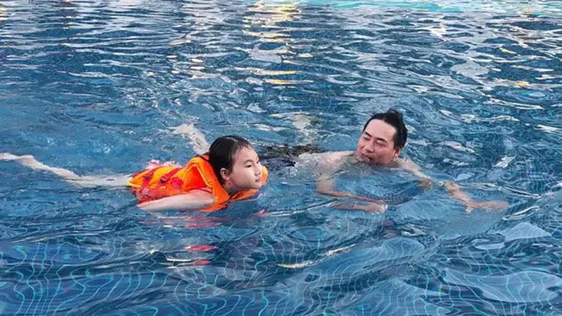 Trang bị kỹ năng bơi lội, phòng chống thương tích cho trẻ